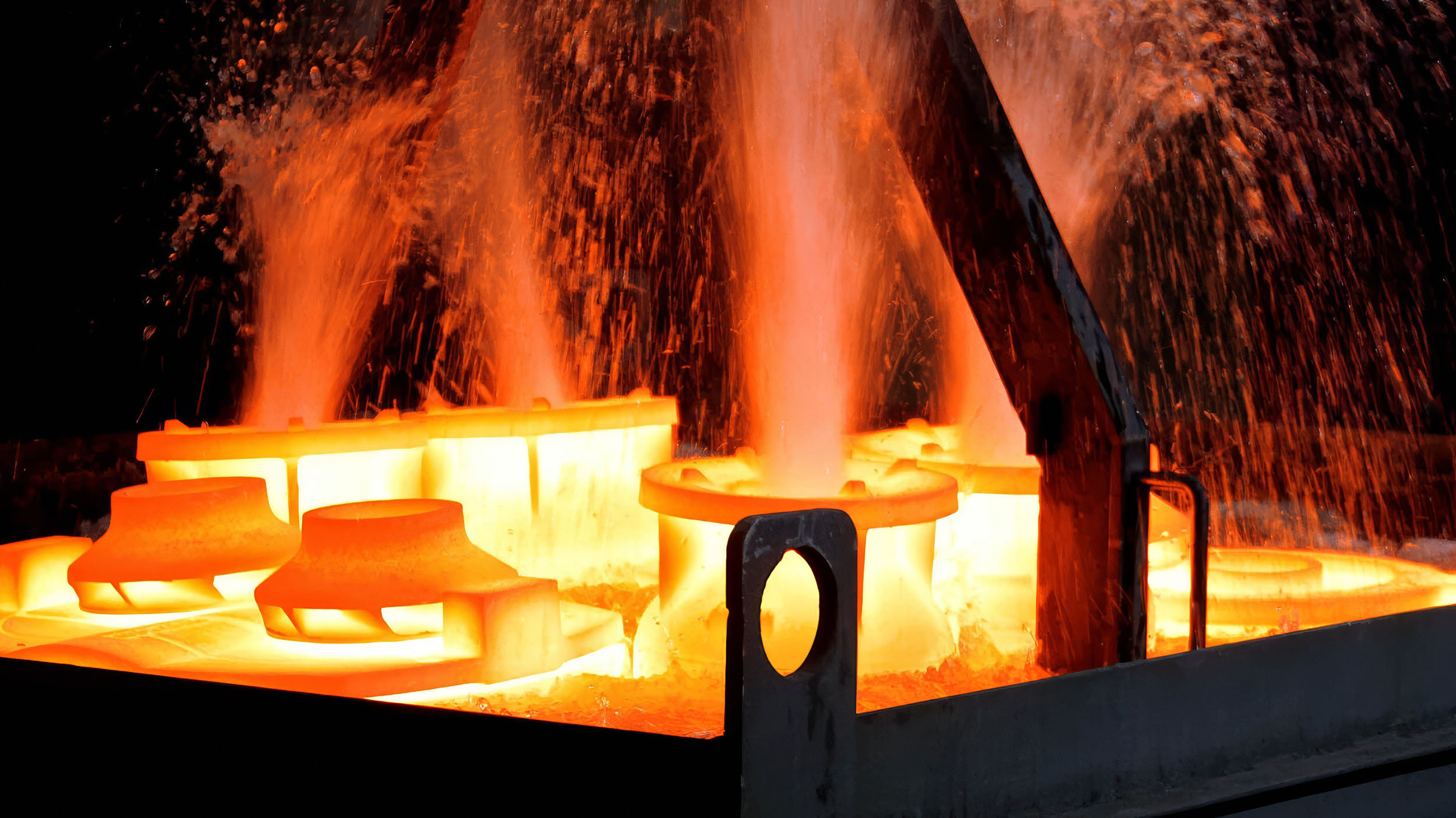 Foundry line with molten spray