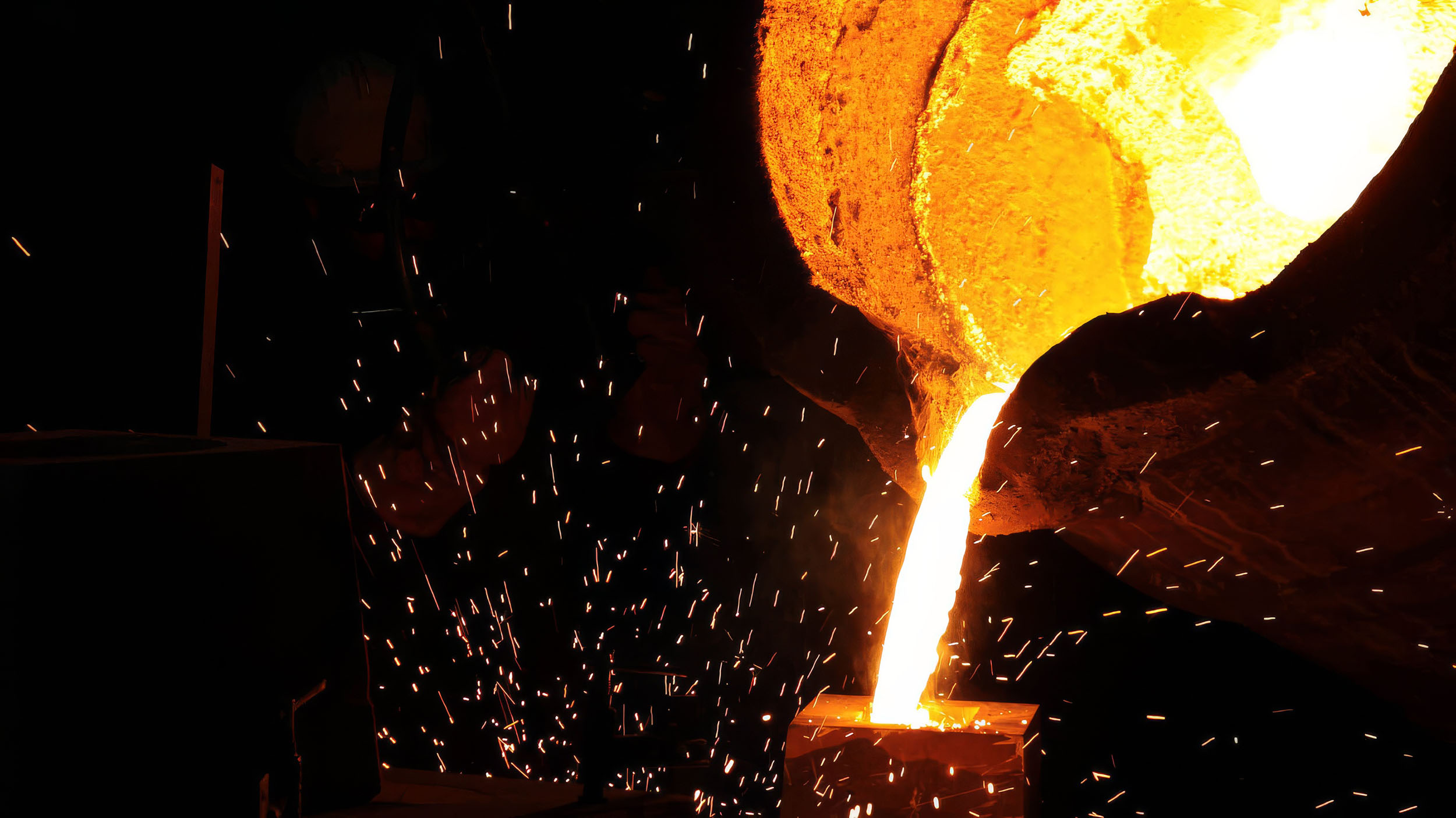 Molten metal pour during valve casting
